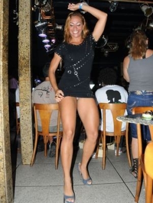 A ex-rainha de bateria da Estcio de S se empolgou no samba e acabou mostrando a calcinha