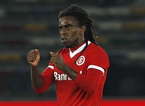 Tinga marcou o primeiro gol contra o Seongnam