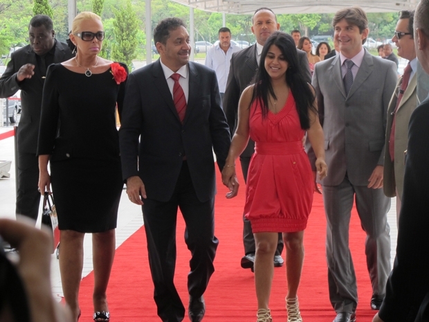 Tiririca chegou acompanhado de sua mulher, Nana Magalhes, para a diplomao na AL do Estado de So Paulo