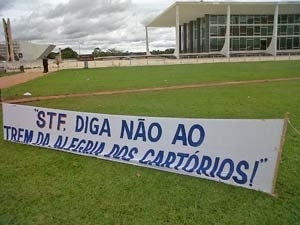 Faixa em frente ao STF em defesa da realizao de concurso pblico para os cartrios