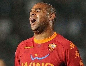Adriano fica no Roma