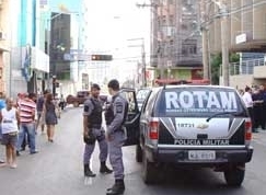 Tiros foram ouvidos por clientes de bancos e transeuntes, que se protegeram nas agncias e imveis locais