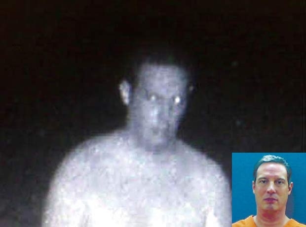 Robert T. Hurst foi flagrado nu em cemitrio.