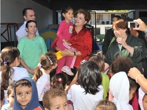 A presidente eleita Dilma Rousseff com crian�as em escola de Porto Alegre