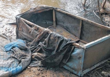 O corpo estava em estado de decomposio, com os ps e mos amarrados com fios eltricos; vtima ainda no foi identific