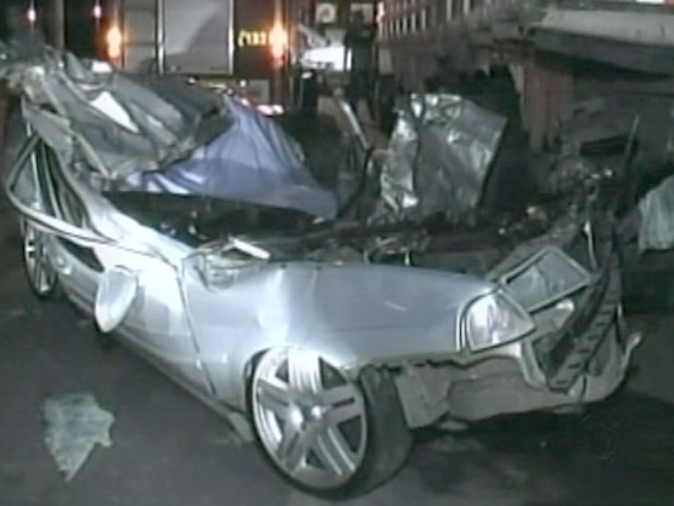 Carro fica destrudo em acidente que matou trs jovens em Poos de Caldas