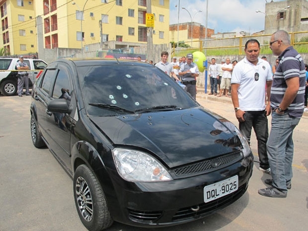 No carro do prefeito Braz Paschoalin  possvel contar 19 perfuraes