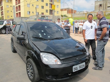 No carro do prefeito Braz Paschoalin  possvel contar 19 perfuraes 