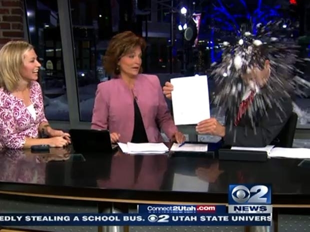 Momento em que o apresentador Ron Bird  atingido.