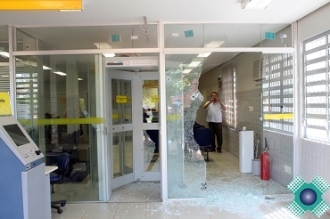 Estragos na agncia bancria de Denise