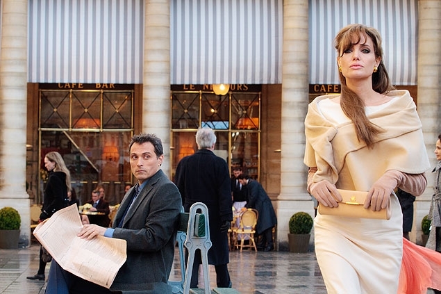 Rufus Sewell ( esq.) e Angelina Jolie, que recebeu elogios do diretor Florian Henckel von Donnersmarck, em cena de 