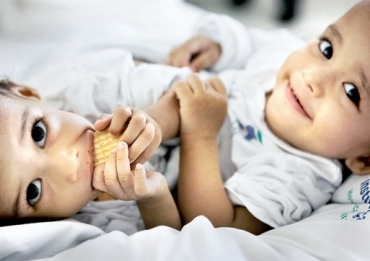 As siamesas Keroly e Kauany, de 10 meses, antes da cirurgia 