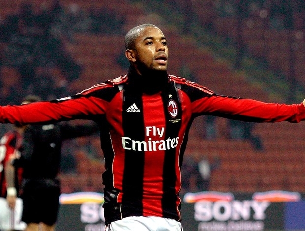 Robinho comemora o segundo gol do Milan contra o Brescia (