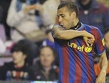 Daniel Alves tem contrato at junho de 2012 com o Bara, mas renovao j virou novela