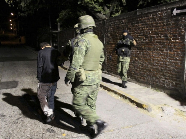 Soldados escoltam Edgar Jimenez Lugo, conhecido como 