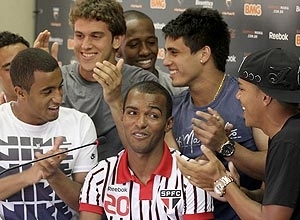 O volante Richarlyson recebe surpresa de novatos e chora ao se despedir do So Paulo