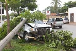 Ontem, sob forte chuva que caiu na Capital, motorista bateu em poste da Beira-Rio: pista estava deslizando