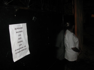 M�e do traficante colocou aviso para os policiais na porta de casa