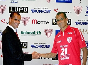 Fotomontagem com Rivaldo de terno e com a camisa do Mogi