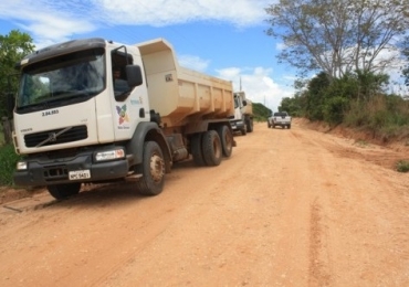 Maquinrios do municpio trabalham para recuperar as estradas vicinais. 