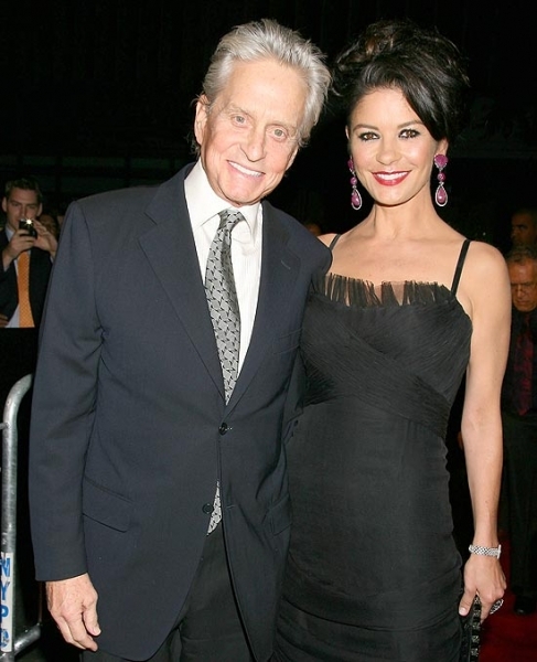 Michael Douglas, que anunciou sua volta ao trabalho aps vencer cncer, com a mulher, Catherine Zeta-Jones