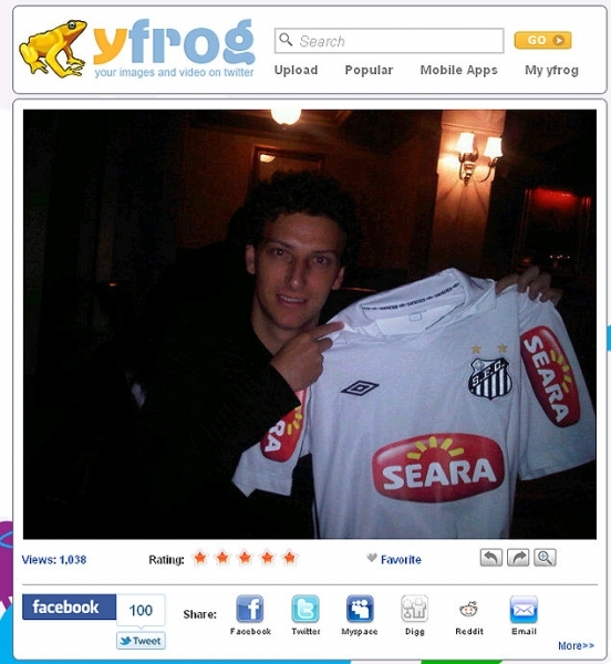 Elano segura a camisa do Santos; a foto foi divulgada pelo atleta na internet