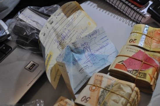 Material e dinheiro apreendido com estudantes