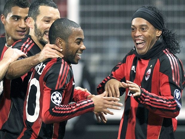 Brasileiro tem sa�do do banco nos finais dos jogos, como contra Auxerre (foto) e Sampdoria