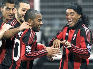 Brasileiro tem sa�do do banco nos finais dos jogos, como contra Auxerre (foto) e Sampdoria