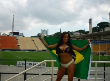 Fernanda Passos fez um ensaio sensual no estdio do Pacaembu neste domingo (28)