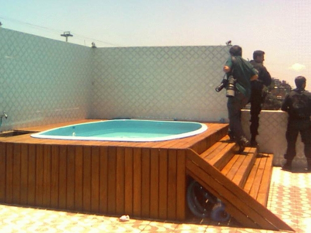 Piscina constru�da na casa do traficante Pez�o, no Alem�o