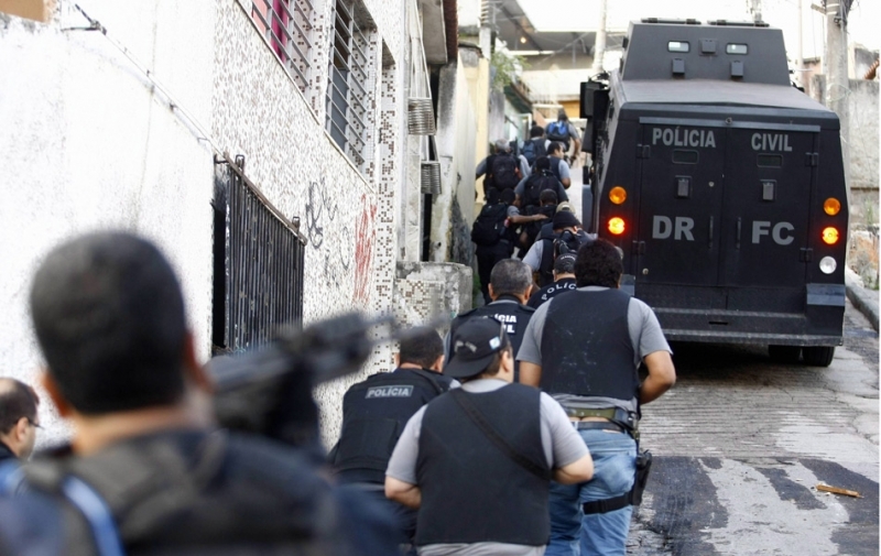 Policiais sobem morro durante opera��o no Complexo do Alem�o neste domingo (28)