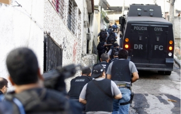Policiais sobem morro durante opera��o no Complexo do Alem�o neste domingo (28)
