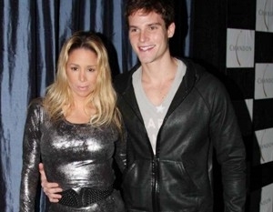 Danielle Winitis e Jonatas Faro