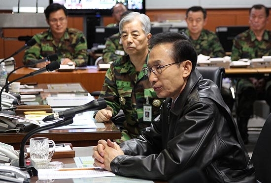 Presidente sul-coreano Lee Myung-Bak se rene com lderes militares em Seul, aps bombardeio do Norte