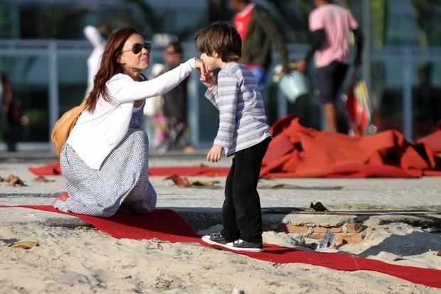Carla Marins com o filho na orla da Barra