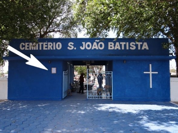 Cartaz informando sobre atendimentos somente de emergncia e virou motivo de piadas na cidade