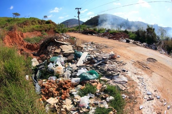 Empresa  multada em R$ 467 por jogar lixo em estrada que d acesso Aterro Sanitrio