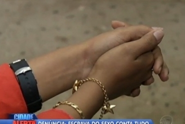 Ainda com roupas curtas e transparentes, jovem foi  delegacia