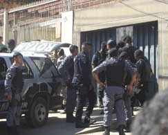 PM, delegados e at mesmo o juiz foi ao local na tentativa de convencer o acusado a libertar as vtimas