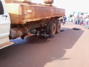 Motocicleta bateu na lateral do caminh�o, que saiu da BR-163 e atravessou avenida