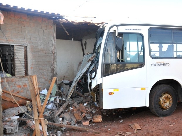 �nibus invadiu casa onde duas crian�as feridas.