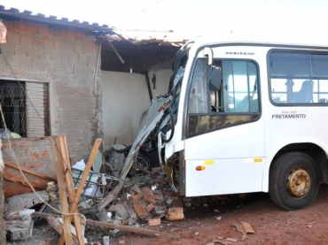 �nibus invadiu casa onde duas crian�as feridas. 