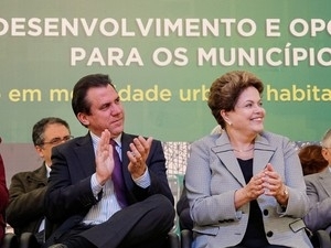 A presidente Dilma Rousseff ao lado do prefeito de So Bernardo, Luiz Marinho