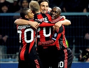 Abra�o coletivo: Robinho, Abate e Seedorf envolvem Ibrahimovic ap�s o primeiro gol do Milan