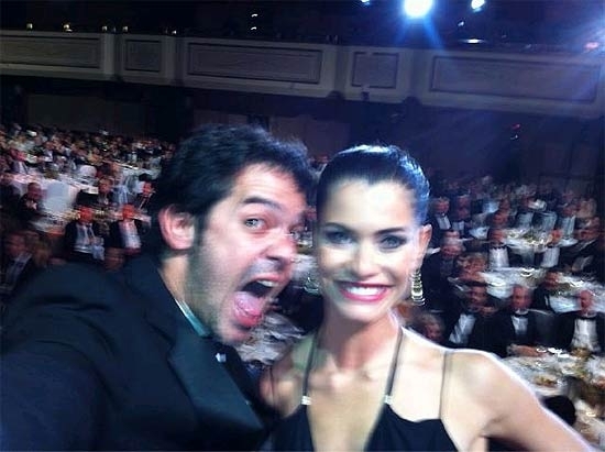 Bruno Mazzeo publicou foto em seu Twitter do palco do Emmy Internacional