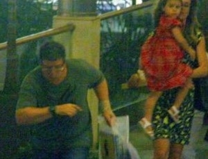 Boninho se irrita com paparazzo; veja a cara de vergonha da mulher dele...