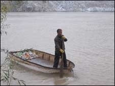 O filho de Wei morreu no rio e ele diz nunca ter encontrado o corpo