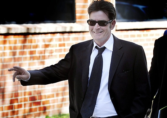 Ator Charlie Sheen  acusado de agresso por atriz porn Capri Anderson