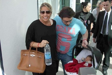 Adriane Galisteu saindo do hospital com seu marido, Alexandre Idice, e o filho Vittorio